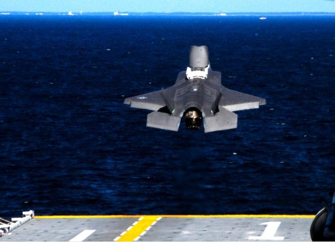 Máy bay chiến đấu F-35B cất cánh từ đường băng tàu tấn công đổ bộ Hornet